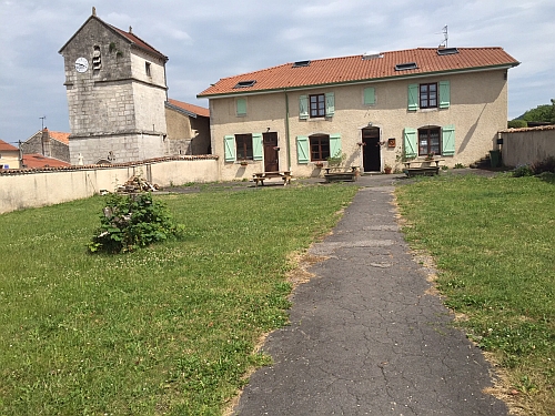 La mairie, les gtes et l'glise de Frmerville-sous-les-Ctes