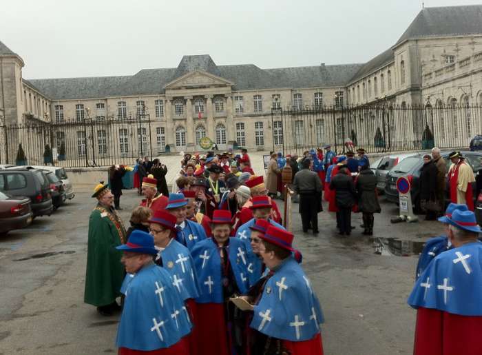 Le cortge des confrries devant le chteau Stanislas