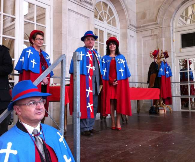 Le grand matre des compagnons de la madeleine, la dame d'atour et les compagnons de capes prts pour les intronisations